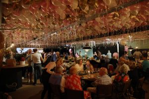 23-08-2019 SHOWBII; JANNY JOLING 90 JAAR EN DAT MOEST GROOTS WORDEN GEVIERD. Gerard had alles uit de kast getrokken wat maar mogelijk was, mooie lokatie, artiesten, vrienden en familie, buurtjes en collega-s enz enz. Het was een knal feest in het vriendelijke Schagen.
Imca, Lee, Saskia en Serge en vele anderen maakte het feest compleet. Moeder Joling was niet van de dansvloer af te krijgen en haar vriend Cor klapte zijn handen blauw. Karin Bloemen al haar leven lang een van de liefste vrienden van de familie JOLING zag er in haar maatje 40 fantastische uit. Al met al een TOP feest op naar de 60ste verjaardag van zoon GERARD.
foto: Albert den Iseger