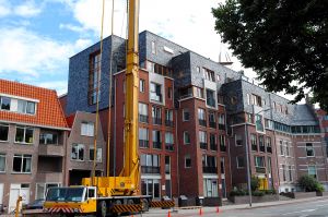 09-08-2020 SHOWBIZZ; MARCO BORSATO VERHUIST DE LAATSTE MEUBELEN NAAR ALKMAAR. Het dakterras werd verrijkt met passion spa en tuinmeubelen.Een plantenwand werd gemaakt om inkijk te verhinderen van de de buren, het stadskantoor aan de overkant. Het meer dan een miljoen kostende penthouse is klaar voor Marco en zijn alkmaarse vrienden.
foto: Albert den Iseger