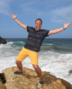 22-12-2015 SHOWBIZZ; FRANS BAUER HEEFT NU EIGEN PIER OP ARUBA. Frans Bauer heeft een eigen pier op Aruba. Bij het Divi Phoenix hotel op Palm Beach is een pier vernoemd naar Frans Bauer. Frans heeft de plannen zelf bedacht omdat mensen regelmatig hun voeten ophaalden aan de stenen. Nu is de pier klaar en is vernoemd naar Frans Bauer. Albert den Iseger heeft namens Frans de pier geopend.
foto: Albert den Iseger