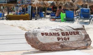 22-12-2015 SHOWBIZZ; FRANS BAUER HEEFT NU EIGEN PIER OP ARUBA. Frans Bauer heeft een eigen pier op Aruba. Bij het Divi Phoenix hotel op Palm Beach is een pier vernoemd naar Frans Bauer. Frans heeft de plannen zelf bedacht omdat mensen regelmatig hun voeten ophaalden aan de stenen. Nu is de pier klaar en is vernoemd naar Frans Bauer. Albert den Iseger heeft namens Frans de pier geopend.
foto: Albert den Iseger