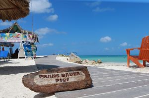 22-12-2015 SHOWBIZZ; FRANS BAUER HEEFT NU EIGEN PIER OP ARUBA. Frans Bauer heeft een eigen pier op Aruba. Bij het Divi Phoenix hotel op Palm Beach is een pier vernoemd naar Frans Bauer. Frans heeft de plannen zelf bedacht omdat mensen regelmatig hun voeten ophaalden aan de stenen. Nu is de pier klaar en is vernoemd naar Frans Bauer. Albert den Iseger heeft namens Frans de pier geopend.
foto: Albert den Iseger