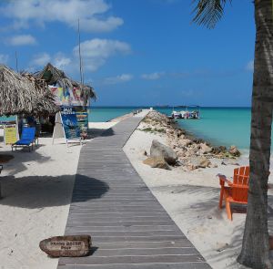 22-12-2015 SHOWBIZZ; FRANS BAUER HEEFT NU EIGEN PIER OP ARUBA. Frans Bauer heeft een eigen pier op Aruba. Bij het Divi Phoenix hotel op Palm Beach is een pier vernoemd naar Frans Bauer. Frans heeft de plannen zelf bedacht omdat mensen regelmatig hun voeten ophaalden aan de stenen. Nu is de pier klaar en is vernoemd naar Frans Bauer. Albert den Iseger heeft namens Frans de pier geopend.
foto: Albert den Iseger