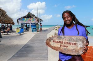 22-12-2015 SHOWBIZZ; FRANS BAUER HEEFT NU EIGEN PIER OP ARUBA. Frans Bauer heeft een eigen pier op Aruba. Bij het Divi Phoenix hotel op Palm Beach is een pier vernoemd naar Frans Bauer. Frans heeft de plannen zelf bedacht omdat mensen regelmatig hun voeten ophaalden aan de stenen. Nu is de pier klaar en is vernoemd naar Frans Bauer. Albert den Iseger heeft namens Frans de pier geopend.
foto: Albert den Iseger