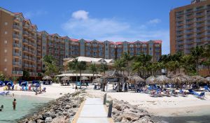 22-12-2015 SHOWBIZZ; FRANS BAUER HEEFT NU EIGEN PIER OP ARUBA. Frans Bauer heeft een eigen pier op Aruba. Bij het Divi Phoenix hotel op Palm Beach is een pier vernoemd naar Frans Bauer. Frans heeft de plannen zelf bedacht omdat mensen regelmatig hun voeten ophaalden aan de stenen. Nu is de pier klaar en is vernoemd naar Frans Bauer. Albert den Iseger heeft namens Frans de pier geopend.
foto: Albert den Iseger