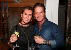 21-12-2017 SHOWBIZZ; GERARD JOLING GEEFT KERSTFUIF IN NOORDWIJK AAN ZEE.
Al zijn vrienden, familie en andere gasten waren naar Noordwijk gekomen om te proosten met Gerard.Een prachtiger strand lokatie met een heuse ijsbaan en onwijs naar Gerads smaak versierd.. Tino Martin trad op en een schaats stunt team verbaasde alle gasten. Gerard genoot en slot hiermee weer een prachtig 2017 af. Na de kerst heerlijk een paar weekjes naar Curacao, aldus Gerard.
foto: Albert den Iseger