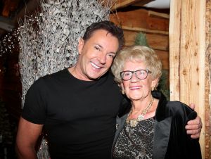 21-12-2017 SHOWBIZZ; GERARD JOLING GEEFT KERSTFUIF IN NOORDWIJK AAN ZEE.
Al zijn vrienden, familie en andere gasten waren naar Noordwijk gekomen om te proosten met Gerard.Een prachtiger strand lokatie met een heuse ijsbaan en onwijs naar Gerads smaak versierd.. Tino Martin trad op en een schaats stunt team verbaasde alle gasten. Gerard genoot en slot hiermee weer een prachtig 2017 af. Na de kerst heerlijk een paar weekjes naar Curacao, aldus Gerard.
foto: Albert den Iseger