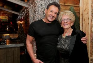 21-12-2017 SHOWBIZZ; GERARD JOLING GEEFT KERSTFUIF IN NOORDWIJK AAN ZEE.
Al zijn vrienden, familie en andere gasten waren naar Noordwijk gekomen om te proosten met Gerard.Een prachtiger strand lokatie met een heuse ijsbaan en onwijs naar Gerads smaak versierd.. Tino Martin trad op en een schaats stunt team verbaasde alle gasten. Gerard genoot en slot hiermee weer een prachtig 2017 af. Na de kerst heerlijk een paar weekjes naar Curacao, aldus Gerard.
foto: Albert den Iseger