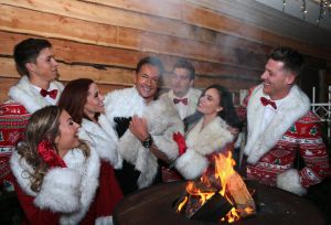 21-12-2017 SHOWBIZZ; GERARD JOLING GEEFT KERSTFUIF IN NOORDWIJK AAN ZEE.
Al zijn vrienden, familie en andere gasten waren naar Noordwijk gekomen om te proosten met Gerard.Een prachtiger strand lokatie met een heuse ijsbaan en onwijs naar Gerads smaak versierd.. Tino Martin trad op en een schaats stunt team verbaasde alle gasten. G21-12-2017 SHOWBIZZ; GERARD JOLING GEEFT KERSTFUIF IN NOORDWIJK AAN ZEE.
Al zijn vrienden, familie en andere gasten waren naar Noordwijk gekomen om te proosten met Gerard.Een prachtiger strand lokatie met een heuse ijsbaan en onwijs naar Gerads smaak versierd.. Tino Martin trad op en een schaats stunt team verbaasde alle gasten. Gerard genoot en slot hiermee weer een prachtig 2017 af. Na de kerst heerlijk een paar weekjes naar Curacao, aldus Gerard.
foto: Albert den Isegereekjes naar Curacao, aldus Gerard.
foto: Albert den Iseger