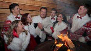 21-12-2017 SHOWBIZZ; GERARD JOLING GEEFT KERSTFUIF IN NOORDWIJK AAN ZEE.
Al zijn vrienden, familie en andere gasten waren naar Noordwijk gekomen om te proosten met Gerard.Een prachtiger strand lokatie met een heuse ijsbaan en onwijs naar Gerads smaak versierd.. Tino Martin trad op en een schaats stunt team verbaasde alle gasten. Gerard genoot en slot hiermee weer een prachtig 2017 af. Na de kerst heerlijk een paar weekjes naar Curacao, aldus Gerard.
foto: Albert den Iseger