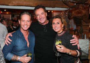 21-12-2017 SHOWBIZZ; GERARD JOLING GEEFT KERSTFUIF IN NOORDWIJK AAN ZEE.
Al zijn vrienden, familie en andere gasten waren naar Noordwijk gekomen om te proosten met Gerard.Een prachtiger strand lokatie met een heuse ijsbaan en onwijs naar Gerads smaak versierd.. Tino Martin trad op en een schaats stunt team verbaasde alle gasten. Gerard genoot en slot hiermee weer een prachtig 2017 af. Na de kerst heerlijk een paar weekjes naar Curacao, aldus Gerard.
foto: Albert den Iseger