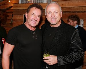 21-12-2017 SHOWBIZZ; GERARD JOLING GEEFT KERSTFUIF IN NOORDWIJK AAN ZEE.
Al zijn vrienden, familie en andere gasten waren naar Noordwijk gekomen om te proosten met Gerard.Een prachtiger strand lokatie met een heuse ijsbaan en onwijs naar Gerads smaak versierd.. Tino Martin trad op en een schaats stunt team verbaasde alle gasten. Gerard genoot en slot hiermee weer een prachtig 2017 af. Na de kerst heerlijk een paar weekjes naar Curacao, aldus Gerard.
foto: Albert den Iseger