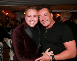 21-12-2017 SHOWBIZZ; GERARD JOLING GEEFT KERSTFUIF IN NOORDWIJK AAN ZEE.
Al zijn vrienden, familie en andere gasten waren naar Noordwijk gekomen om te proosten met Gerard.Een prachtiger strand lokatie met een heuse ijsbaan en onwijs naar Gerads smaak versierd.. Tino Martin trad op en een schaats stunt team verbaasde alle gasten. Gerard genoot en slot hiermee weer een prachtig 2017 af. Na de kerst heerlijk een paar weekjes naar Curacao, aldus Gerard.
foto: Albert den Iseger