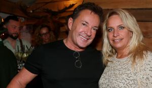 21-12-2017 SHOWBIZZ; GERARD JOLING GEEFT KERSTFUIF IN NOORDWIJK AAN ZEE.
Al zijn vrienden, familie en andere gasten waren naar Noordwijk gekomen om te proosten met Gerard.Een prachtiger strand lokatie met een heuse ijsbaan en onwijs naar Gerads smaak versierd.. Tino Martin trad op en een schaats stunt team verbaasde alle gasten. Gerard genoot en slot hiermee weer een prachtig 2017 af. Na de kerst heerlijk een paar weekjes naar Curacao, aldus Gerard.
foto: Albert den Iseger