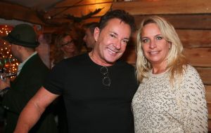 21-12-2017 SHOWBIZZ; GERARD JOLING GEEFT KERSTFUIF IN NOORDWIJK AAN ZEE.
Al zijn vrienden, familie en andere gasten waren naar Noordwijk gekomen om te proosten met Gerard.Een prachtiger strand lokatie met een heuse ijsbaan en onwijs naar Gerads smaak versierd.. Tino Martin trad op en een schaats stunt team verbaasde alle gasten. Gerard genoot en slot hiermee weer een prachtig 2017 af. Na de kerst heerlijk een paar weekjes naar Curacao, aldus Gerard.
foto: Albert den Iseger