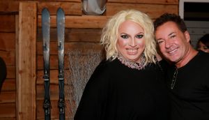 21-12-2017 SHOWBIZZ; GERARD JOLING GEEFT KERSTFUIF IN NOORDWIJK AAN ZEE.
Al zijn vrienden, familie en andere gasten waren naar Noordwijk gekomen om te proosten met Gerard.Een prachtiger strand lokatie met een heuse ijsbaan en onwijs naar Gerads smaak versierd.. Tino Martin trad op en een schaats stunt team verbaasde alle gasten. Gerard genoot en slot hiermee weer een prachtig 2017 af. Na de kerst heerlijk een paar weekjes naar Curacao, aldus Gerard.
foto: Albert den Iseger