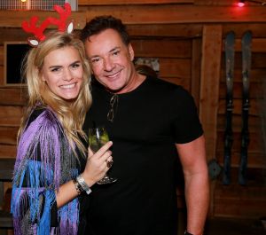 21-12-2017 SHOWBIZZ; GERARD JOLING GEEFT KERSTFUIF IN NOORDWIJK AAN ZEE.
Al zijn vrienden, familie en andere gasten waren naar Noordwijk gekomen om te proosten met Gerard.Een prachtiger strand lokatie met een heuse ijsbaan en onwijs naar Gerads smaak versierd.. Tino Martin trad op en een schaats stunt team verbaasde alle gasten. Gerard genoot en slot hiermee weer een prachtig 2017 af. Na de kerst heerlijk een paar weekjes naar Curacao, aldus Gerard.
foto: Albert den Iseger