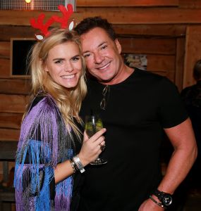 21-12-2017 SHOWBIZZ; GERARD JOLING GEEFT KERSTFUIF IN NOORDWIJK AAN ZEE.
Al zijn vrienden, familie en andere gasten waren naar Noordwijk gekomen om te proosten met Gerard.Een prachtiger strand lokatie met een heuse ijsbaan en onwijs naar Gerads smaak versierd.. Tino Martin trad op en een schaats stunt team verbaasde alle gasten. Gerard genoot en slot hiermee weer een prachtig 2017 af. Na de kerst heerlijk een paar weekjes naar Curacao, aldus Gerard.
foto: Albert den Iseger