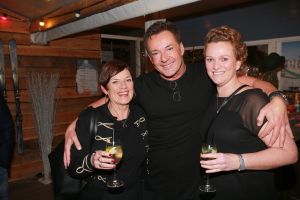 21-12-2017 SHOWBIZZ; GERARD JOLING GEEFT KERSTFUIF IN NOORDWIJK AAN ZEE.
Al zijn vrienden, familie en andere gasten waren naar Noordwijk gekomen om te proosten met Gerard.Een prachtiger strand lokatie met een heuse ijsbaan en onwijs naar Gerads smaak versierd.. Tino Martin trad op en een schaats stunt team verbaasde alle gasten. Gerard genoot en slot hiermee weer een prachtig 2017 af. Na de kerst heerlijk een paar weekjes naar Curacao, aldus Gerard.
foto: Albert den Iseger