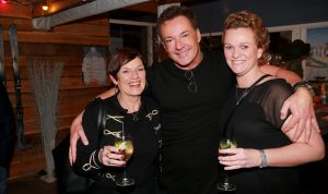 21-12-2017 SHOWBIZZ; GERARD JOLING GEEFT KERSTFUIF IN NOORDWIJK AAN ZEE.
Al zijn vrienden, familie en andere gasten waren naar Noordwijk gekomen om te proosten met Gerard.Een prachtiger strand lokatie met een heuse ijsbaan en onwijs naar Gerads smaak versierd.. Tino Martin trad op en een schaats stunt team verbaasde alle gasten. Gerard genoot en slot hiermee weer een prachtig 2017 af. Na de kerst heerlijk een paar weekjes naar Curacao, aldus Gerard.
foto: Albert den Iseger