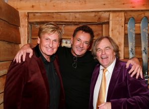 21-12-2017 SHOWBIZZ; GERARD JOLING GEEFT KERSTFUIF IN NOORDWIJK AAN ZEE.
Al zijn vrienden, familie en andere gasten waren naar Noordwijk gekomen om te proosten met Gerard.Een prachtiger strand lokatie met een heuse ijsbaan en onwijs naar Gerads smaak versierd.. Tino Martin trad op en een schaats stunt team verbaasde alle gasten. Gerard genoot en slot hiermee weer een prachtig 2017 af. Na de kerst heerlijk een paar weekjes naar Curacao, aldus Gerard.
foto: Albert den Iseger