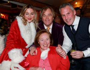 21-12-2017 SHOWBIZZ; GERARD JOLING GEEFT KERSTFUIF IN NOORDWIJK AAN ZEE.
Al zijn vrienden, familie en andere gasten waren naar Noordwijk gekomen om te proosten met Gerard.Een prachtiger strand lokatie met een heuse ijsbaan en onwijs naar Gerads smaak versierd.. Tino Martin trad op en een schaats stunt team verbaasde alle gasten. Gerard genoot en slot hiermee weer een prachtig 2017 af. Na de kerst heerlijk een paar weekjes naar Curacao, aldus Gerard.
foto: Albert den Iseger