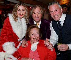 21-12-2017 SHOWBIZZ; GERARD JOLING GEEFT KERSTFUIF IN NOORDWIJK AAN ZEE.
Al zijn vrienden, familie en andere gasten waren naar Noordwijk gekomen om te proosten met Gerard.Een prachtiger strand lokatie met een heuse ijsbaan en onwijs naar Gerads smaak versierd.. Tino Martin trad op en een schaats stunt team verbaasde alle gasten. Gerard genoot en slot hiermee weer een prachtig 2017 af. Na de kerst heerlijk een paar weekjes naar Curacao, aldus Gerard.
foto: Albert den Iseger