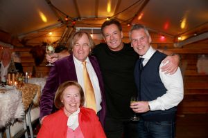 21-12-2017 SHOWBIZZ; GERARD JOLING GEEFT KERSTFUIF IN NOORDWIJK AAN ZEE.
Al zijn vrienden, familie en andere gasten waren naar Noordwijk gekomen om te proosten met Gerard.Een prachtiger strand lokatie met een heuse ijsbaan en onwijs naar Gerads smaak versierd.. Tino Martin trad op en een schaats stunt team verbaasde alle gasten. Gerard genoot en slot hiermee weer een prachtig 2017 af. Na de kerst heerlijk een paar weekjes naar Curacao, aldus Gerard.
foto: Albert den Iseger