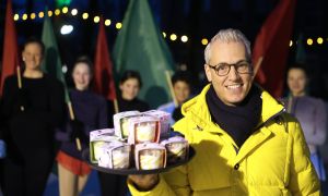 20-12-2017 SHOWBIZZ; RUDOLPH VAN VEEN HEEFT NU OOK ZIJN EIGEN IJSLIJN. Rudolph heeft nu ook een eigen ijsjes lijn, heerlijke smaken verpakt in een luxe verpakking en binnenkort in elke supermarkt verkrijgbaar.
foto: Albert den Iseger