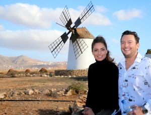 25-12-2017 SHOWBIZZ; TINO MARTIN EN PARTNER KIMBERLEY EEN WEEKJE VRIJ. Heerlijk even genieten van elkaar en FUERTEVENTURA met zijn heerlijke zon. Even een weekje bijkomen van alle drukte en de accu opladen voor het volgende jaar waarin voor TINO verschillende grote concerten gepland zijn namelijk CARRE-CIRCUS THEATER en natuurlijk weer de ZIGGO DOME.
foto: Albert den Iseger.