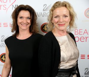 12-02-2015 SHOWBIZZ; FREDERIQUE VAN DER WAL EN NICOLETTE VAN DAM WINNEN BEIDE EEN BEAUTY AWARD. De Best Beauty Style Award 2014 is toegekend aan Nicolette van Dam vanwege haar stralende natural beauty ; de Best Beauty Icon Award, speciaal voor een beroemde beauty personality die al 30 jaar in het vak zit, is overhandigd aan een van de bekendste Nederlandse supermodels van de nineties: Frederique van der Wal.
Tijdens de feestelijke jubileumeditie in het Okura Hotel Amsterdam heeft presentatrice Vivian Reijs samen met BeautypersNL-voorzitter Anneloes Tas de awards uitgereikt aan de representatives van de winnende cosmeticabedrijven. Merken als Estee Lauder, Chloe, Eucerin, Dove en Guhl vielen in de prijzen, maar ook kleine, exclusieve merken als Guinot, Jo Malone en Absolution Creative Apothecary. Dit jaar werd voor het eerst ook een extra consumentenprijs uitgereikt, waarvoor via Facebook gestemd kon worden, aan de Beste Beauty Webshop van het jaar: Ici Paris XL.
foto; Albert den Iseger
