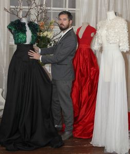 11-02-2015 SHOWBIZZ; DENNIS DIEM LAAT VROUWEN STRALEN. De Amsterdamse Couturier laat de dames stralen op hun mooiste dag. Dennis maakt de mooiste trouw jurken voor veel Nederlandse en buitenlandse dames. Ook in de SHOWBIZZ is Dennis geen onbekende meer.
foto: Albert den Iseger