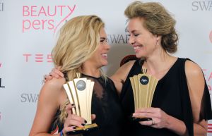 12-02-2015 SHOWBIZZ; FREDERIQUE VAN DER WAL EN NICOLETTE VAN DAM WINNEN BEIDE EEN BEAUTY AWARD. De Best Beauty Style Award 2014 is toegekend aan Nicolette van Dam vanwege haar stralende natural beauty ; de Best Beauty Icon Award, speciaal voor een beroemde beauty personality die al 30 jaar in het vak zit, is overhandigd aan een van de bekendste Nederlandse supermodels van de nineties: Frederique van der Wal.
Tijdens de feestelijke jubileumeditie in het Okura Hotel Amsterdam heeft presentatrice Vivian Reijs samen met BeautypersNL-voorzitter Anneloes Tas de awards uitgereikt aan de representatives van de winnende cosmeticabedrijven. Merken als Estee Lauder, Chloe, Eucerin, Dove en Guhl vielen in de prijzen, maar ook kleine, exclusieve merken als Guinot, Jo Malone en Absolution Creative Apothecary. Dit jaar werd voor het eerst ook een extra consumentenprijs uitgereikt, waarvoor via Facebook gestemd kon worden, aan de Beste Beauty Webshop van het jaar: Ici Paris XL.
foto; Albert den Iseger
