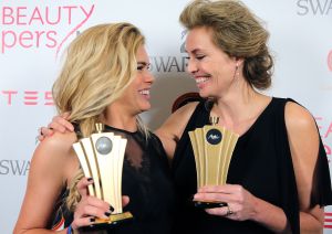 12-02-2015 SHOWBIZZ; FREDERIQUE VAN DER WAL EN NICOLETTE VAN DAM WINNEN BEIDE EEN BEAUTY AWARD. De Best Beauty Style Award 2014 is toegekend aan Nicolette van Dam vanwege haar stralende natural beauty ; de Best Beauty Icon Award, speciaal voor een beroemde beauty personality die al 30 jaar in het vak zit, is overhandigd aan een van de bekendste Nederlandse supermodels van de nineties: Frederique van der Wal.
Tijdens de feestelijke jubileumeditie in het Okura Hotel Amsterdam heeft presentatrice Vivian Reijs samen met BeautypersNL-voorzitter Anneloes Tas de awards uitgereikt aan de representatives van de winnende cosmeticabedrijven. Merken als Estee Lauder, Chloe, Eucerin, Dove en Guhl vielen in de prijzen, maar ook kleine, exclusieve merken als Guinot, Jo Malone en Absolution Creative Apothecary. Dit jaar werd voor het eerst ook een extra consumentenprijs uitgereikt, waarvoor via Facebook gestemd kon worden, aan de Beste Beauty Webshop van het jaar: Ici Paris XL.
foto; Albert den Iseger
