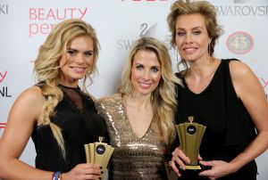 12-02-2015 SHOWBIZZ; FREDERIQUE VAN DER WAL EN NICOLETTE VAN DAM WINNEN BEIDE EEN BEAUTY AWARD. De Best Beauty Style Award 2014 is toegekend aan Nicolette van Dam vanwege haar stralende natural beauty ; de Best Beauty Icon Award, speciaal voor een beroemde beauty personality die al 30 jaar in het vak zit, is overhandigd aan een van de bekendste Nederlandse supermodels van de nineties: Frederique van der Wal.
Tijdens de feestelijke jubileumeditie in het Okura Hotel Amsterdam heeft presentatrice Vivian Reijs samen met BeautypersNL-voorzitter Anneloes Tas de awards uitgereikt aan de representatives van de winnende cosmeticabedrijven. Merken als Estee Lauder, Chloe, Eucerin, Dove en Guhl vielen in de prijzen, maar ook kleine, exclusieve merken als Guinot, Jo Malone en Absolution Creative Apothecary. Dit jaar werd voor het eerst ook een extra consumentenprijs uitgereikt, waarvoor via Facebook gestemd kon worden, aan de Beste Beauty Webshop van het jaar: Ici Paris XL.
foto; Albert den Iseger
