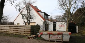 04-02-2015 SHOWBIZZ; YOUP EN DEBBIE VAN T HEK DOEN OOK HUN BOODSCHAPPEN BIJ AH. Hamsteren heet dat voortaan bij AH in Bergen NH. Youp en Debbie genieten ervan en doen hun boodschappen bij de AH in Bergen om daarna de koelkast te vullen van hun verbouwde villa in Bergen aan zee.
foto: Albert den Iseger