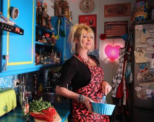 08-02-2015 SHOWBIZZ; MANUELA KEMP-LAMMERS MAAKT HET OOK WAAR IN DE KEUKEN.
De hobby van Manuela Kemp, pepersauzen maken, is inmiddels uitgegroeid tot serious business.
Er zijn nu drie pepersauzen op de markt van Manuelas Food, vertelt de Amstelveense. JALEPEMO, HABANERO en SCORPION. Zeg maar een milde, een normale en een pittige. Puur peperplezier voor gevorderden.
Naast het radiomaken, dat ik bij MAX doe, is dit een superleuke aanvulling op mijn werkzame leven, waarvan ik hoop dat ik er nog flink in kan gaan uitbreiden.
Binnenkort meer muzikaal nieuws van Manuela en haar muzikale dames.
foto: Albert den Iseger
