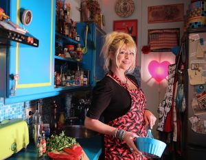 08-02-2015 SHOWBIZZ; MANUELA KEMP-LAMMERS MAAKT HET OOK WAAR IN DE KEUKEN.
De hobby van Manuela Kemp, pepersauzen maken, is inmiddels uitgegroeid tot serious business.
Er zijn nu drie pepersauzen op de markt van Manuelas Food, vertelt de Amstelveense. JALEPEMO, HABANERO en SCORPION. Zeg maar een milde, een normale en een pittige. Puur peperplezier voor gevorderden.
Naast het radiomaken, dat ik bij MAX doe, is dit een superleuke aanvulling op mijn werkzame leven, waarvan ik hoop dat ik er nog flink in kan gaan uitbreiden.
Binnenkort meer muzikaal nieuws van Manuela en haar muzikale dames.
foto: Albert den Iseger
