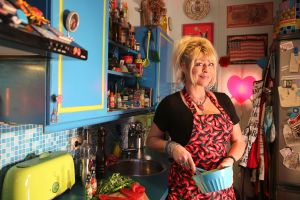 08-02-2015 SHOWBIZZ; MANUELA KEMP-LAMMERS MAAKT HET OOK WAAR IN DE KEUKEN.
De hobby van Manuela Kemp, pepersauzen maken, is inmiddels uitgegroeid tot serious business.
Er zijn nu drie pepersauzen op de markt van Manuelas Food, vertelt de Amstelveense. JALEPEMO, HABANERO en SCORPION. Zeg maar een milde, een normale en een pittige. Puur peperplezier voor gevorderden.
Naast het radiomaken, dat ik bij MAX doe, is dit een superleuke aanvulling op mijn werkzame leven, waarvan ik hoop dat ik er nog flink in kan gaan uitbreiden.
Binnenkort meer muzikaal nieuws van Manuela en haar muzikale dames.
foto: Albert den Iseger
