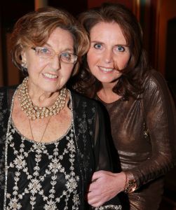 02-02-2015 SHOWBIZZ; WILLEKE ALBERTI 70 JAAR EN VIERT HET MET 2 CONCERTEN IN CARRE. Willeke Alberti staat na afloop van haar gala voorstelling in CARRE met een persoonlijke brief van Koningin Maxima in haar handen.
foto: Albert den Iseger