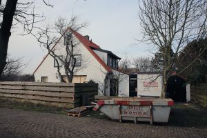 04-02-2015 SHOWBIZZ; YOUP EN DEBBIE VAN T HEK DOEN OOK HUN BOODSCHAPPEN BIJ AH. Hamsteren heet dat voortaan bij AH in Bergen NH. Youp en Debbie genieten ervan en doen hun boodschappen bij de AH in Bergen om daarna de koelkast te vullen van hun verbouwde villa in Bergen aan zee.
foto: Albert den Iseger