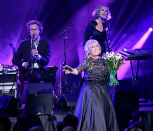 02-02-2015 SHOWBIZZ; WILLEKE ALBERTI 70 JAAR EN VIERT HET MET 2 CONCERTEN IN CARRE. Willeke Alberti staat na afloop van haar gala voorstelling in CARRE met een persoonlijke brief van Koningin Maxima in haar handen.
foto: Albert den Iseger