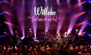 02-02-2015 SHOWBIZZ; WILLEKE ALBERTI 70 JAAR EN VIERT HET MET 2 CONCERTEN IN CARRE. Willeke Alberti staat na afloop van haar gala voorstelling in CARRE met een persoonlijke brief van Koningin Maxima in haar handen.
foto: Albert den Iseger