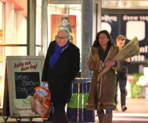 04-02-2015 SHOWBIZZ; YOUP EN DEBBIE VAN T HEK DOEN OOK HUN BOODSCHAPPEN BIJ AH. Hamsteren heet dat voortaan bij AH in Bergen NH. Youp en Debbie genieten ervan en doen hun boodschappen bij de AH in Bergen om daarna de koelkast te vullen van hun verbouwde villa in Bergen aan zee.
foto: Albert den Iseger