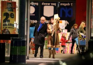 04-02-2015 SHOWBIZZ; YOUP EN DEBBIE VAN T HEK DOEN OOK HUN BOODSCHAPPEN BIJ AH. Hamsteren heet dat voortaan bij AH in Bergen NH. Youp en Debbie genieten ervan en doen hun boodschappen bij de AH in Bergen om daarna de koelkast te vullen van hun verbouwde villa in Bergen aan zee.
foto: Albert den Iseger