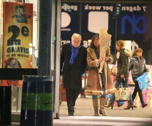 04-02-2015 SHOWBIZZ; YOUP EN DEBBIE VAN T HEK DOEN OOK HUN BOODSCHAPPEN BIJ AH. Hamsteren heet dat voortaan bij AH in Bergen NH. Youp en Debbie genieten ervan en doen hun boodschappen bij de AH in Bergen om daarna de koelkast te vullen van hun verbouwde villa in Bergen aan zee.
foto: Albert den Iseger