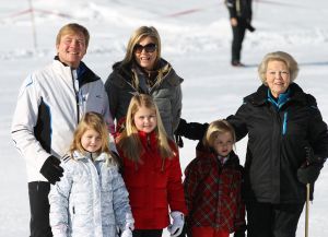 19-02-2016 SHOWBIZZ; KONINKLIJKE FAMILIE WEER IN LECH WAAR DE HEMEL DICHTBIJ IS. De koninklijke familie keert komende week terug op de plek van het grootste drama uit de recente familiegeschiedenis: het Oostenrijkse skioord Lech, waar een lawine prins Friso 4 jaar geleden meesleurde. Waarom blijft een plek die zo beladen is de bestemming van de Oranjes? Zien ze sneeuw, dan denken ze aan Friso. Waar dan ook. Bij Gasthof Post in Lech kunnen gasten een lawinecocktail bestellen: rum, Baileys, Kahlua en slagroom. De prijs: 14 euro. Zal de familie Moosbrugger, eigenaar van de wintersportpleisterplaats van de koninklijke familie, overwogen hebben dit drankje van de kaart te schrappen? Of in elk geval de naam te wijzigen, na de tragische gebeurtenissen met prins Friso?
Vandaag komt de koninklijke familie aan en na het weekend vindt het jaarlijkse fotomoment in de sneeuw weer plaats.
foto: Albert den Iseger
