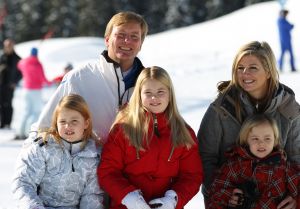 19-02-2016 SHOWBIZZ; KONINKLIJKE FAMILIE WEER IN LECH WAAR DE HEMEL DICHTBIJ IS. De koninklijke familie keert komende week terug op de plek van het grootste drama uit de recente familiegeschiedenis: het Oostenrijkse skioord Lech, waar een lawine prins Friso 4 jaar geleden meesleurde. Waarom blijft een plek die zo beladen is de bestemming van de Oranjes? Zien ze sneeuw, dan denken ze aan Friso. Waar dan ook. Bij Gasthof Post in Lech kunnen gasten een lawinecocktail bestellen: rum, Baileys, Kahlua en slagroom. De prijs: 14 euro. Zal de familie Moosbrugger, eigenaar van de wintersportpleisterplaats van de koninklijke familie, overwogen hebben dit drankje van de kaart te schrappen? Of in elk geval de naam te wijzigen, na de tragische gebeurtenissen met prins Friso?
Vandaag komt de koninklijke familie aan en na het weekend vindt het jaarlijkse fotomoment in de sneeuw weer plaats.
foto: Albert den Iseger