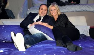 11-02-2017 SHOWBIZZ; FRANS BAUER IN BED MET IRENE MOORS.Voor de laatste aflevering van het TV programma IN BED MET IRENE was Frans Bauer uitgenodigd. Een en al gezelligheid en lol en meer dan 100.000 extra kijkers voor dit mooie programma.
Hopelijk komt het volgend jaar weer terug op de TV.
foto: Albert den Iseger