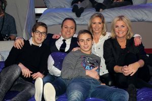 11-02-2017 SHOWBIZZ; FRANS BAUER IN BED MET IRENE MOORS.Voor de laatste aflevering van het TV programma IN BED MET IRENE was Frans Bauer uitgenodigd. Een en al gezelligheid en lol en meer dan 100.000 extra kijkers voor dit mooie programma.
Hopelijk komt het volgend jaar weer terug op de TV.
foto: Albert den Iseger