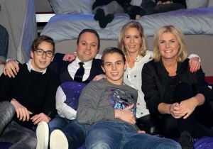 11-02-2017 SHOWBIZZ; FRANS BAUER IN BED MET IRENE MOORS.Voor de laatste aflevering van het TV programma IN BED MET IRENE was Frans Bauer uitgenodigd. Een en al gezelligheid en lol en meer dan 100.000 extra kijkers voor dit mooie programma.
Hopelijk komt het volgend jaar weer terug op de TV.
foto: Albert den Iseger